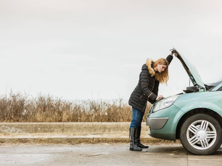 Femme regardant batterie voiture