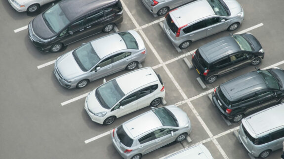 上空から見た駐車場